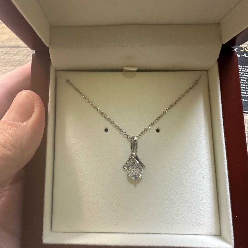 Beautiful necklace in wooden box with light. NWT